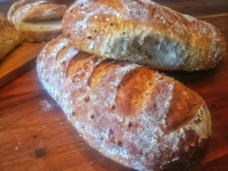 Luftige brød med skåret rug